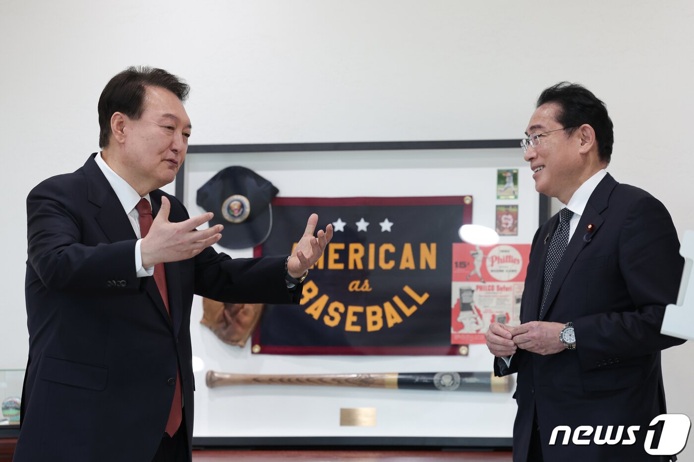 본문 이미지 - 윤석열 대통령과 기시다 후미오 일본 총리가 7일 서울 용산 대통령실 청사에서 열린 소인수 회담에서 조 바이든 미국 대통령이 윤 대통령에게 선물한 빈티지 야구 용품 액자 앞에서 대화하고 있다. (대통령실 제공) 2023.5.7/뉴스1 ⓒ News1 오대일 기자