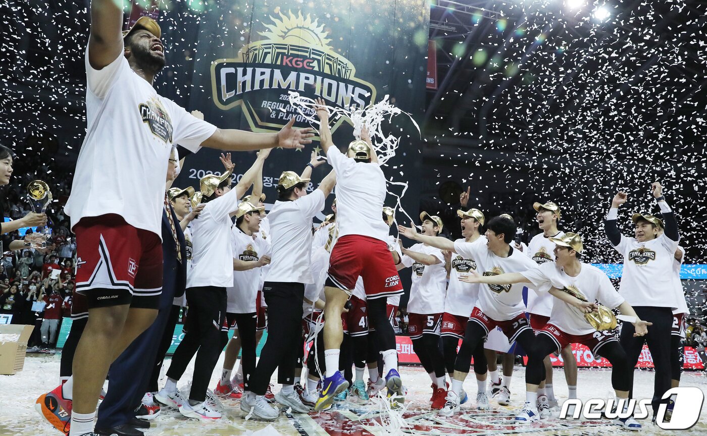 본문 이미지 - 7일 오후 경기도 안양시 동안구 안양실내체육관에서 열린 2022-2023 SKT 에이닷 프로농구 챔피언결정전 7차전 안양 KGC와 서울 SK와의 경기에서 연장 접전 끝에 100대97로 우승을 차지한 안양 선수들이 기뻐하고 있다. 2023.5.7/뉴스1 ⓒ News1 이재명 기자