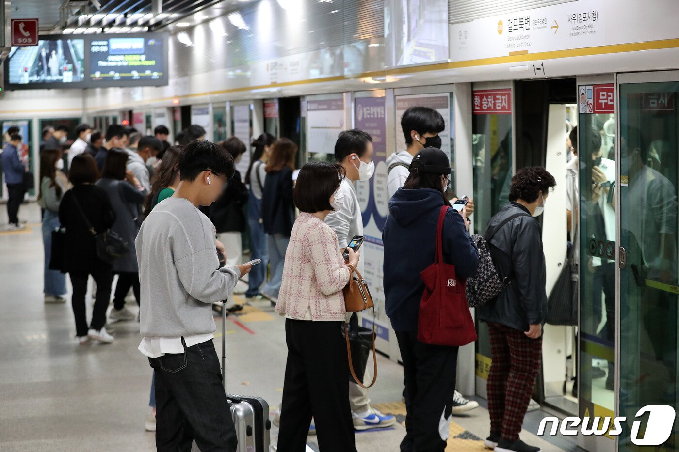 본문 이미지 - 8일 오전 경기도 김포골드라인 걸포북변역에서 시민들이 김포공항역행 지하철에 탑승하고 있다. 경기도와 김포시는 김포골드라인 출퇴근 시간 혼잡 완화를 위해 대체 노선인 70번 버스를 이날부터 32회 추가 투입한다고 밝혔다. 2023.5.8/뉴스1 ⓒ News1 박세연 기자