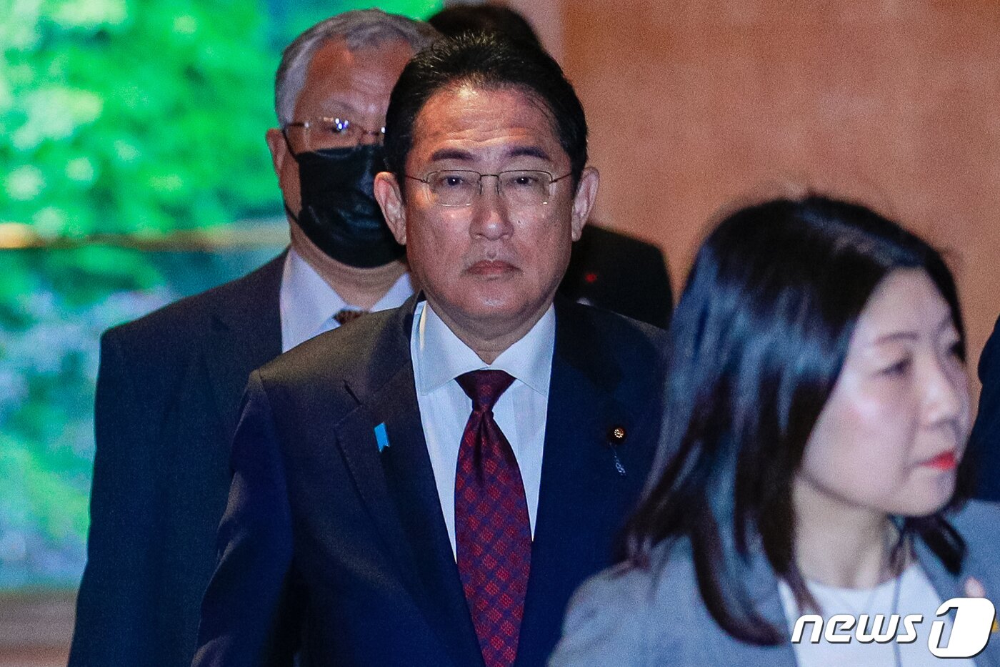 본문 이미지 - 기시다 후미오 일본 총리가 8일 오전 서울 중구 롯데호텔에서 정진석 한일의원연맹 회장, 윤호중 간사장을 면담하기 위해 이동하고 있다. 2023.5.8/뉴스1 ⓒ News1 안은나 기자