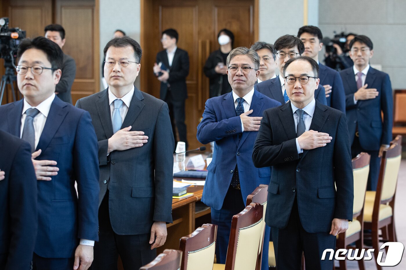 본문 이미지 - 이원석 검찰총장을 비롯한 참석자들이 8일 서울 서초구 대검찰청에서 열린 마약범죄 근절 대책회의에서 국기에 대한 경례를 하고 있다. 2023.5.8/뉴스1 ⓒ News1 유승관 기자