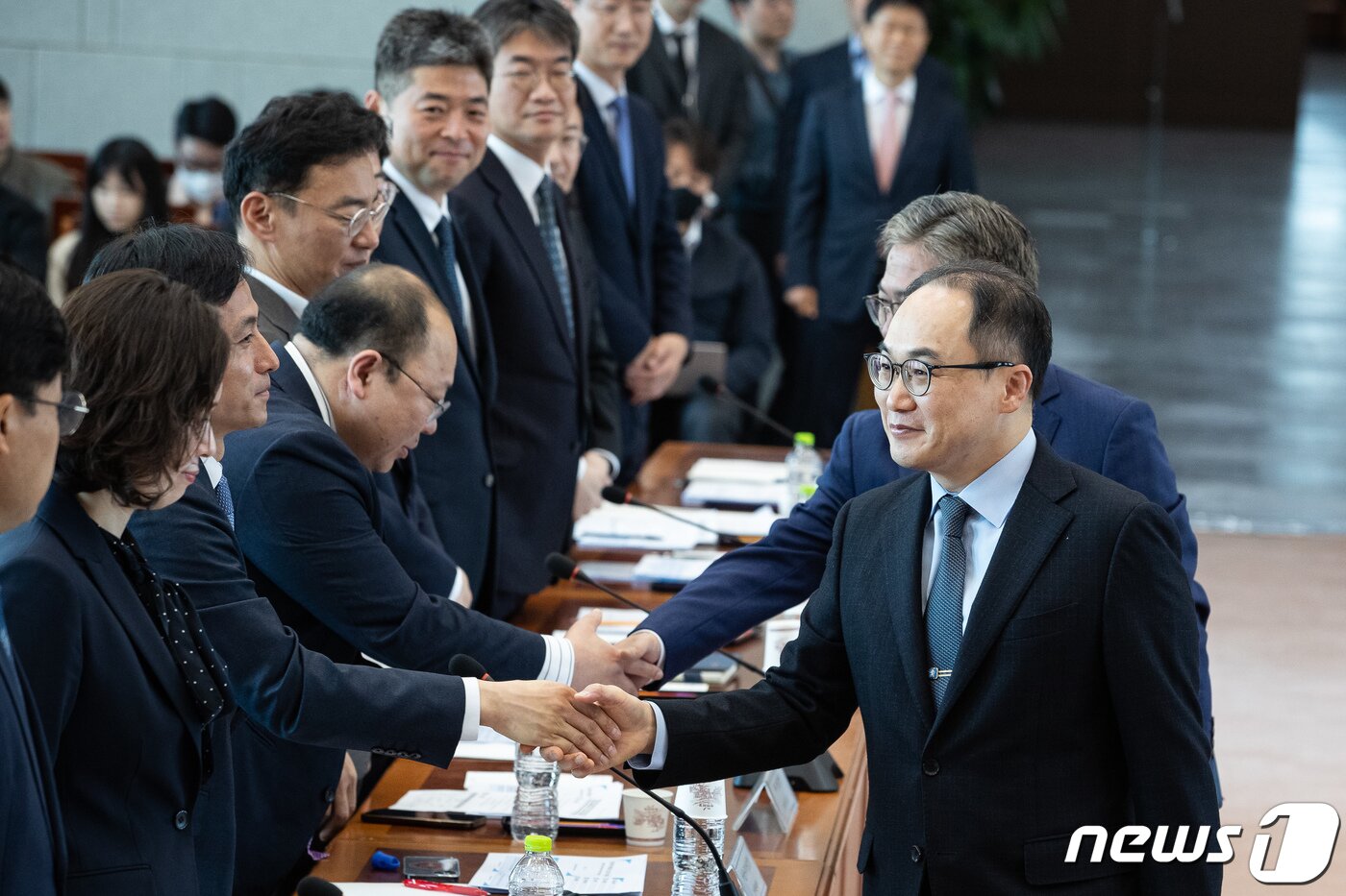 본문 이미지 - 이원석 검찰총장이 8일 서울 서초구 대검찰청에서 열린 마약범죄 근절 대책회의에 참석하며 참석자들과 인사를 나누고 있다. 2023.5.8/뉴스1 ⓒ News1 유승관 기자