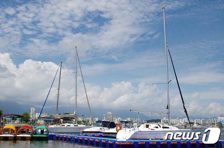 본문 이미지 - 속초 워케이션 상품 중 하나인 요트탑승.(속초시 제공) 2023.5.8/늇뉴스1