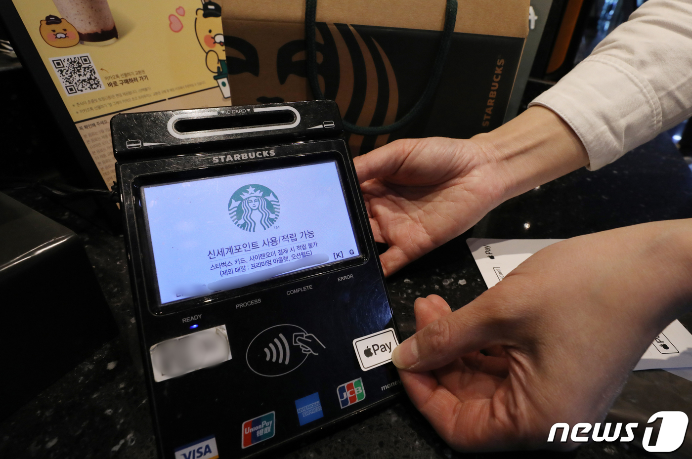 (서울=뉴스1) 김진환 기자 = 스타벅스 코리아가 오는 9일부터 전국 매장에 애플페이 서비스를 도입한다. 신세계그룹 계열사 중 이마트24에 이어 두 번째다.애플페이는 아이폰, 아이 …