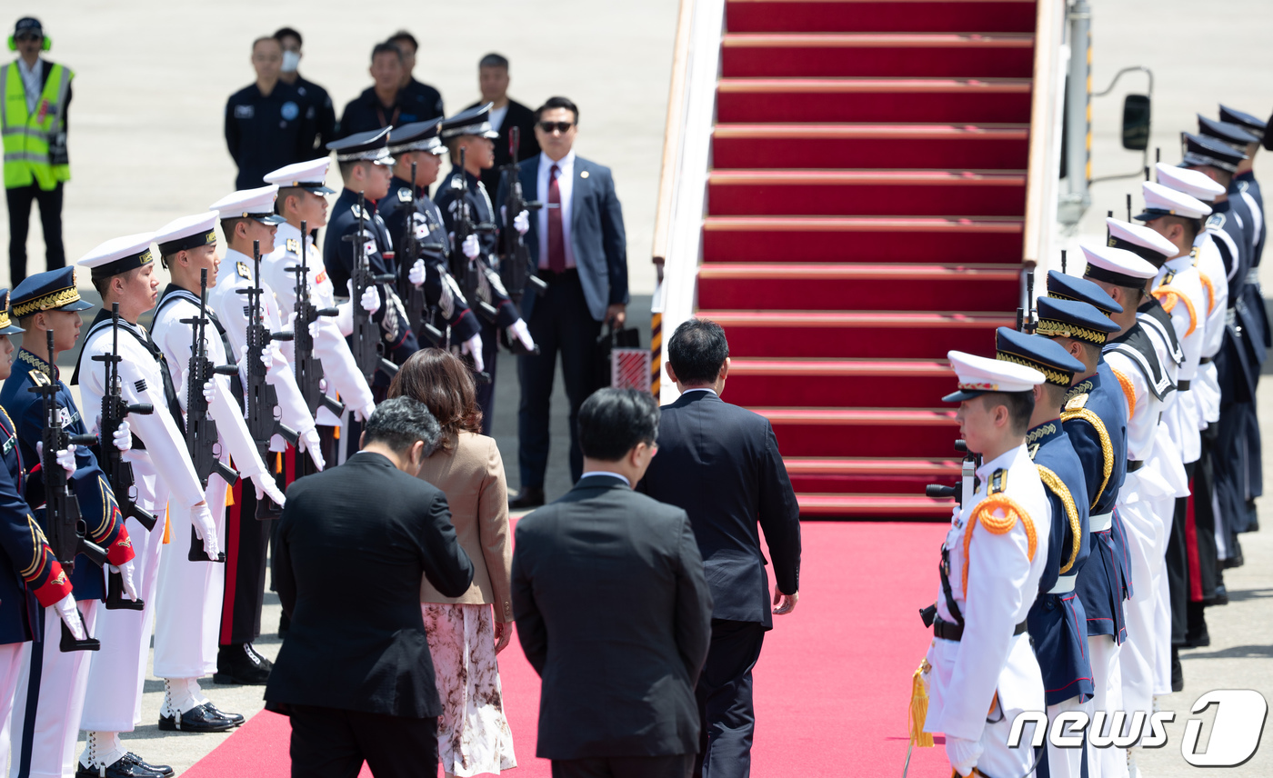 (성남=뉴스1) 이재명 기자 = 기시다 후미오 일본 총리가 8일 경기도 성남시 서울공항에서 출국하기 위해 전용기로 향하고 있다. 2023.5.8/뉴스1