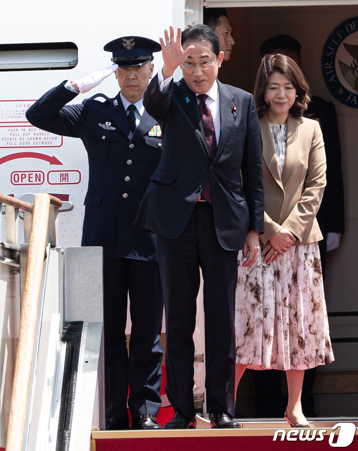 본문 이미지 - 기시다 후미오 일본 총리가 8일 경기도 성남시 서울공항에서 출국하기 전 인사하고 있다. 2023.5.8/뉴스1 ⓒ News1 이재명 기자