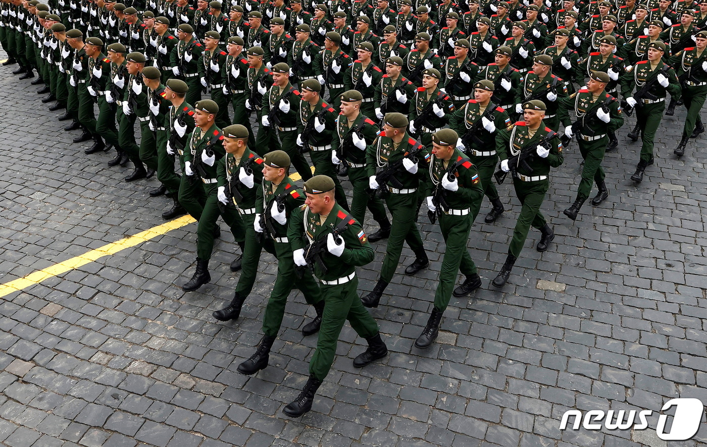 (로이터=뉴스1) 김민수 기자 = 지난 2021년 5월9일(현지시간) 러시아 모스크바 중심부의 붉은 광장에서 제2차 대전 나치 독일에 대한 승리를 기념하는 전승절 열병식이 진행되고 …