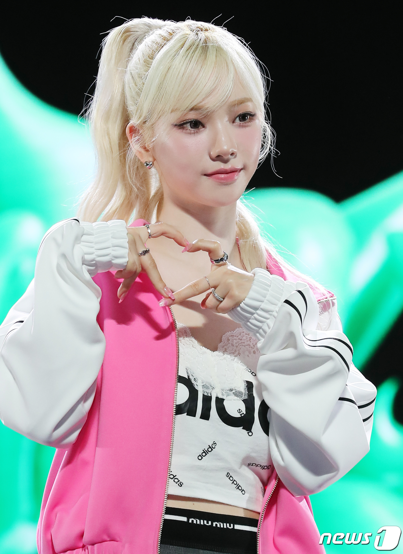 (서울=뉴스1) 김진환 기자 = 걸그룹 에스파 카리나가 8일 서울 강남구 삼성동 코엑스 오디토리움에서 열린 세 번째 미니앨범 '마이 월드(MY WORLD)' 발매 기념 기자간담회에 …