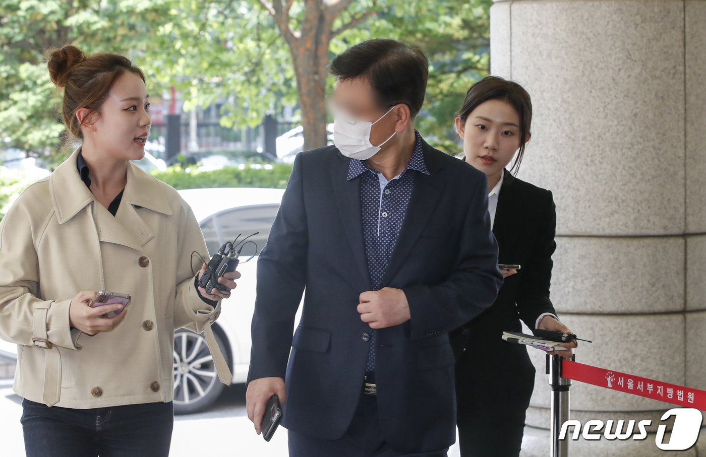 본문 이미지 - 박인혁 전 상황3팀장이 8일 서울 마포구 서울서부지방법원에서 열리는 이태원 참사 관련 공판에 출석하고 있다. 서울서부지방법원은 이날 이임재 용산경찰서장, 송병주 112상황실장, 박인혁 상황3팀장에 대한 첫 공판을 진행한다. 2023.5.8/뉴스1 ⓒ News1 김도우 기자