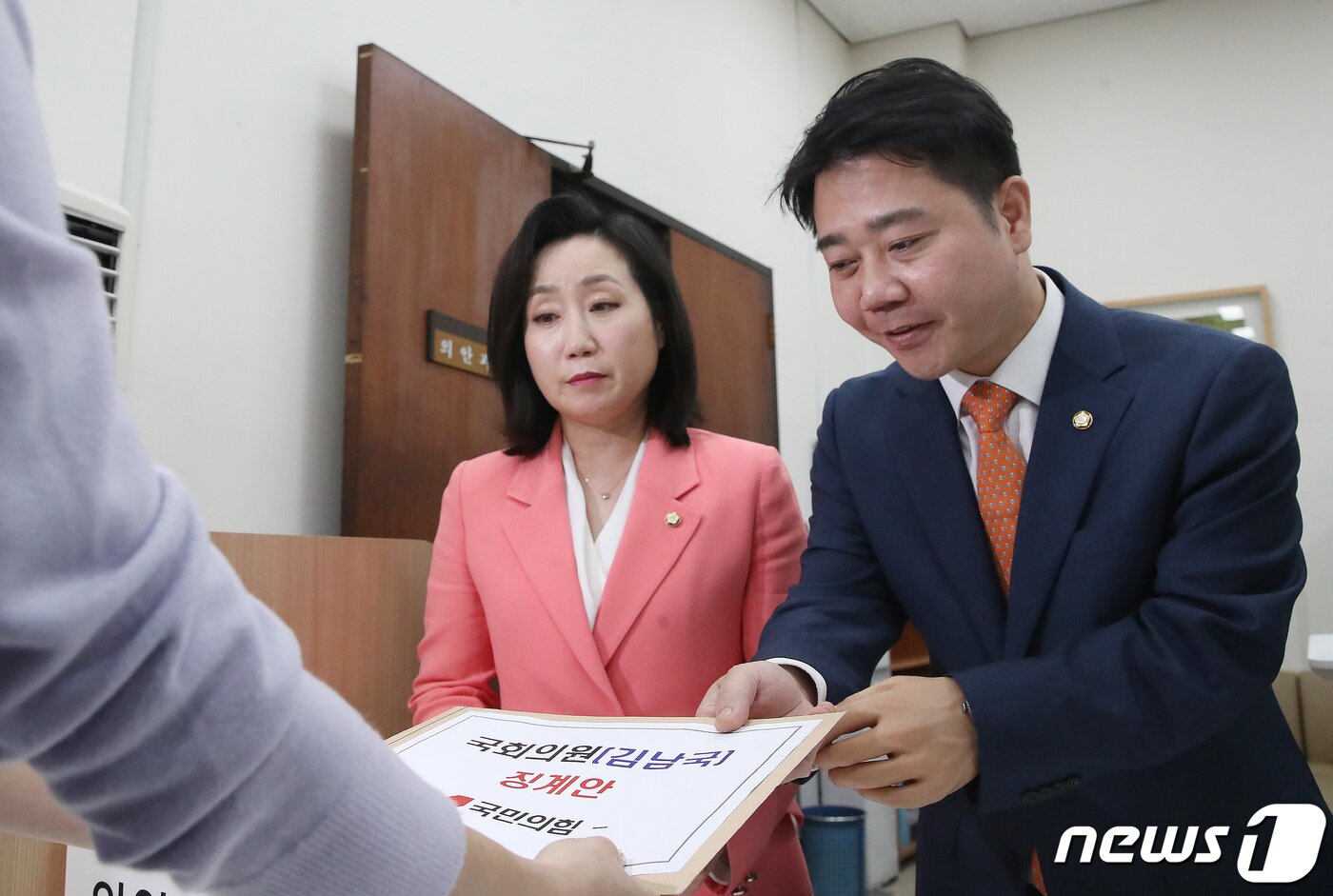본문 이미지 - 국민의힘 전주혜 원내대변인(왼쪽)과 지성호 원내부대표가 8일 오후 서울 여의도 국회 의안과에 '60억 코인' 논란 김남국 더불어민주당 의원 징계안을 제출하고 있다. 2023.5.8/뉴스1 ⓒ News1 임세영 기자