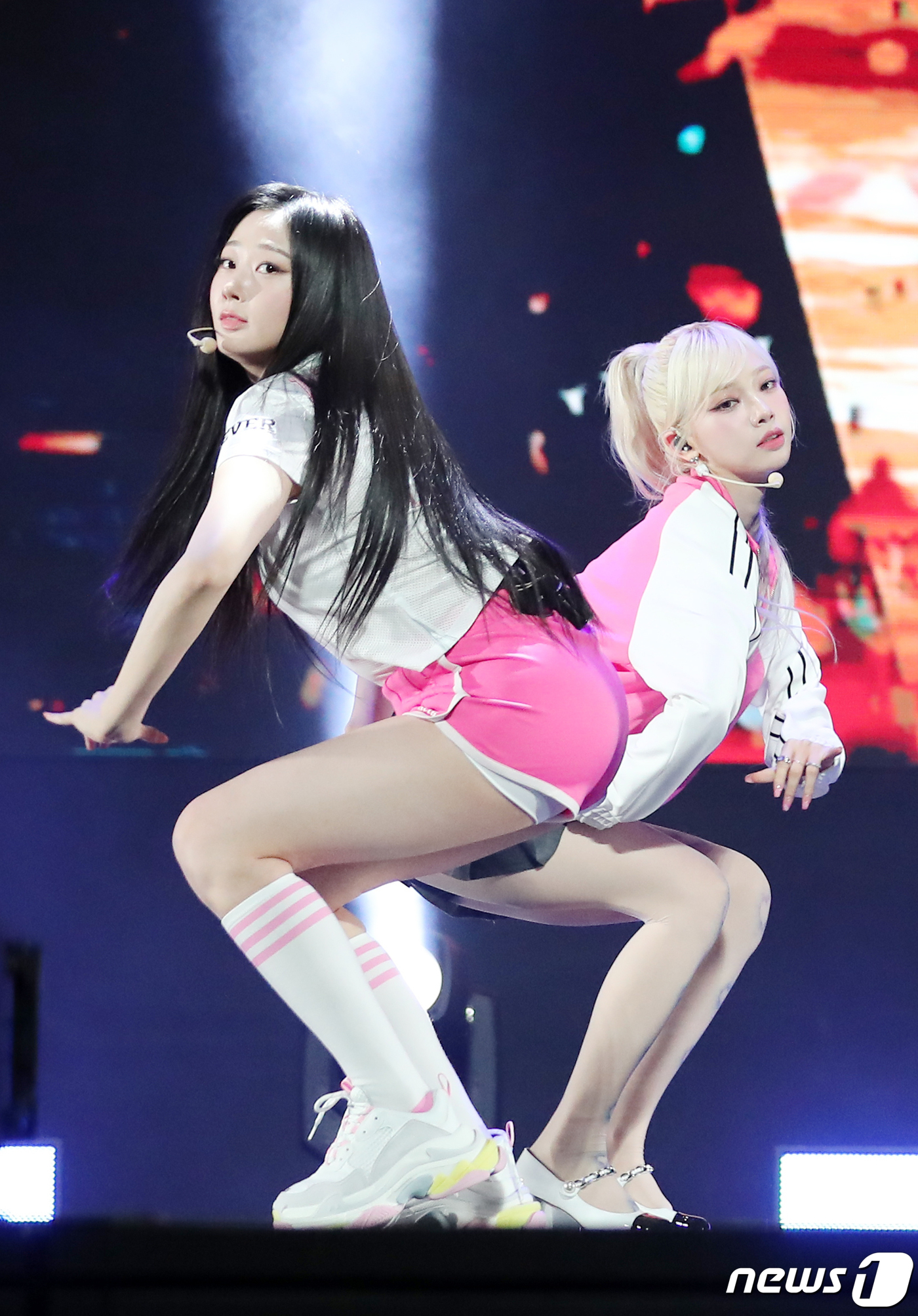 (서울=뉴스1) 김진환 기자 = 걸그룹 에스파 지젤과 카리나가  8일 서울 강남구 삼성동 코엑스 오디토리움에서 열린 세 번째 미니앨범 '마이 월드(MY WORLD)' 발매 기념 기 …