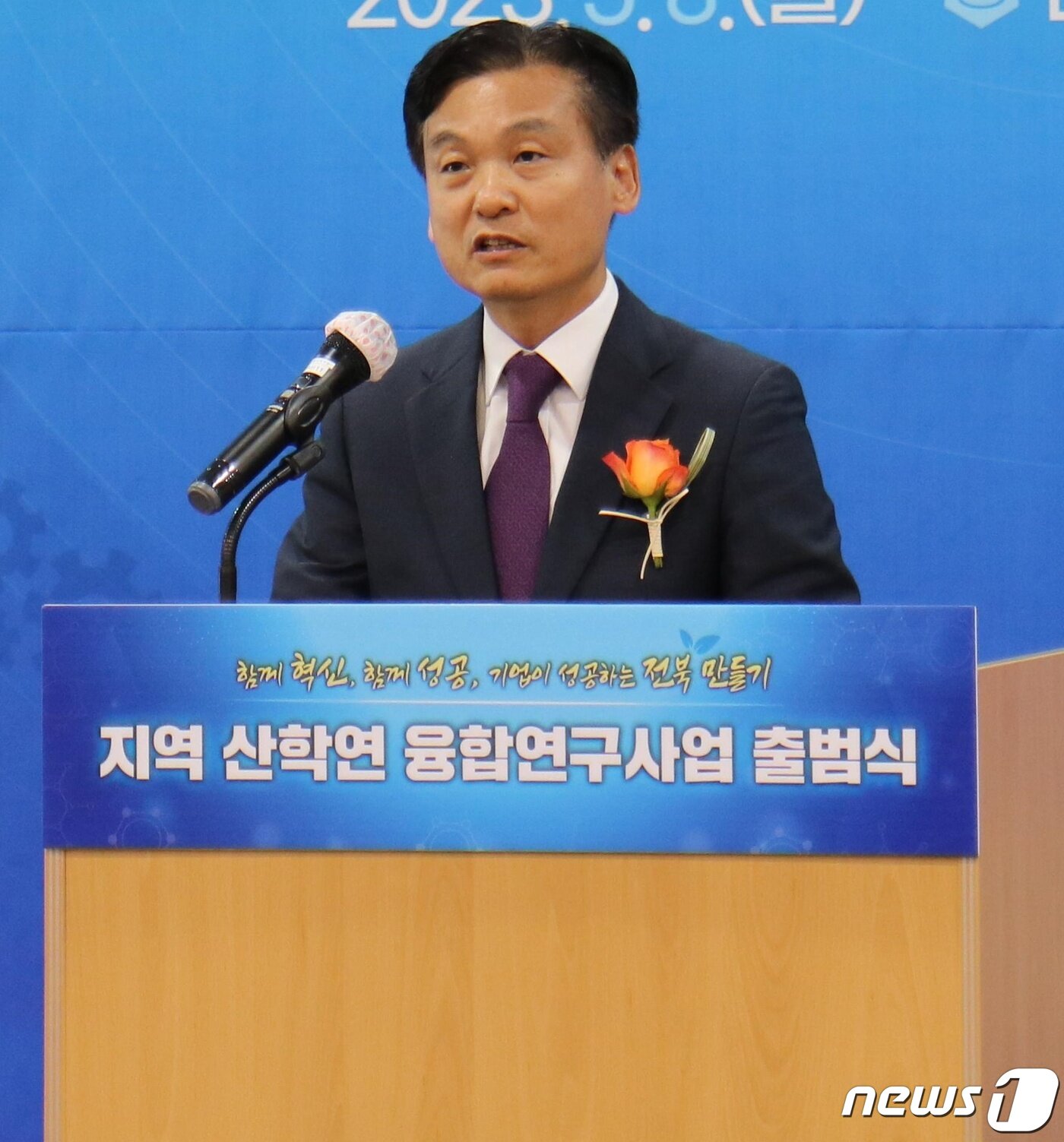 본문 이미지 - 강병삼 연구개발특구진흥재단 이사장이 8일 지역 산학연 융합연구사업 업무협약식에서 축사를 하고 있다.(특구진흥재단 제공)