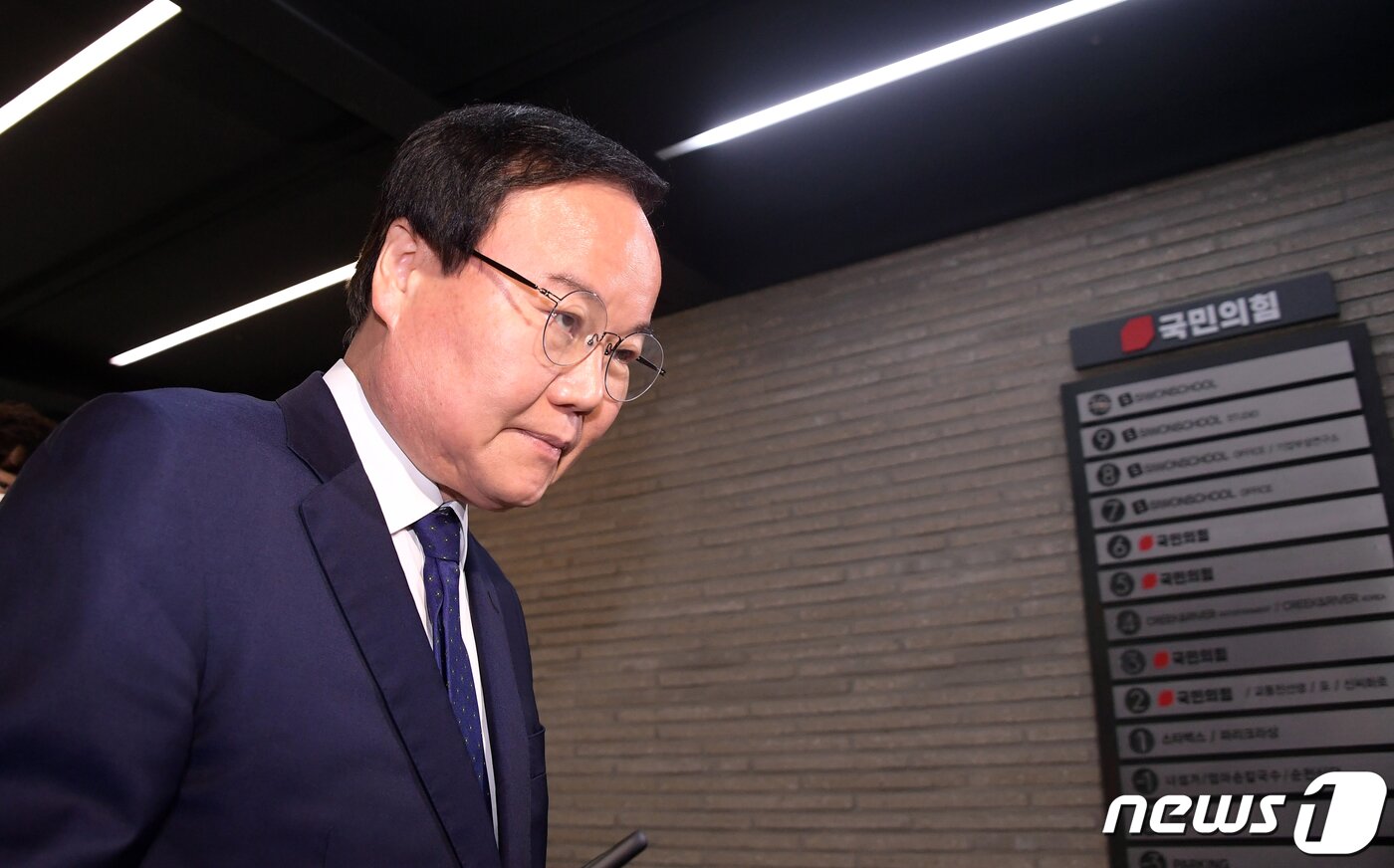 본문 이미지 - 김재원 국민의힘 최고위원이 8일 오후 서울 여의도 국민의힘 당사에서 열린 윤리위원회에 출석하고 있다. (공동취재) 2023.5.8/뉴스1 ⓒ News1 황기선 기자