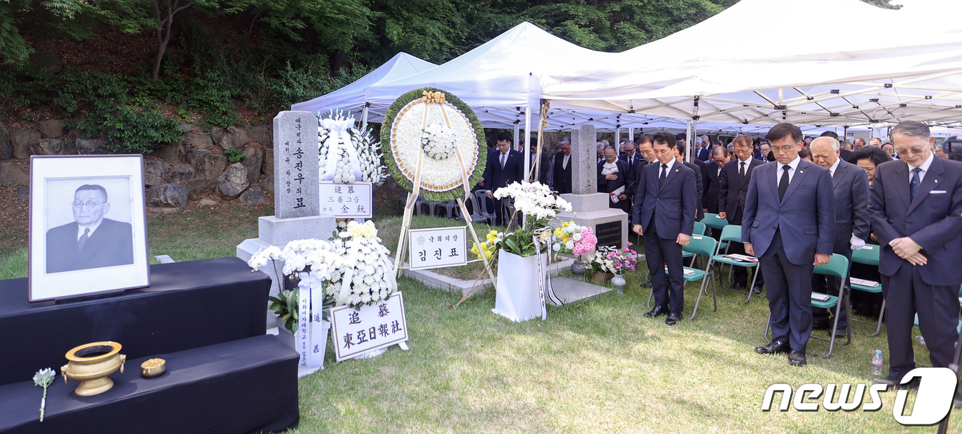 (서울=뉴스1) = 박민식 국가보훈처장이 8일 오후 국립서울현충원 독립유공자 묘역에서 열린 고하 송진우 선생 탄신 133주년 및 서거 78주기 추모식에서 주요 내빈과 함께 국민의례 …