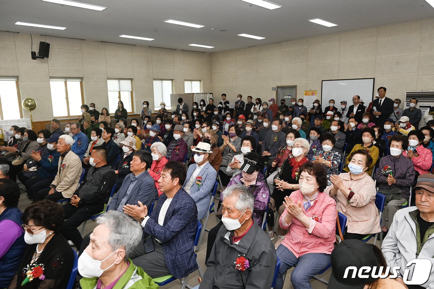 본문 이미지 - 제51회 어버이날 행사가 8일 원주시종합복지관에서 200여 명이 모인 가운데 펼쳐지고 있다. (원주시 제공) 2023.5.8/뉴스1