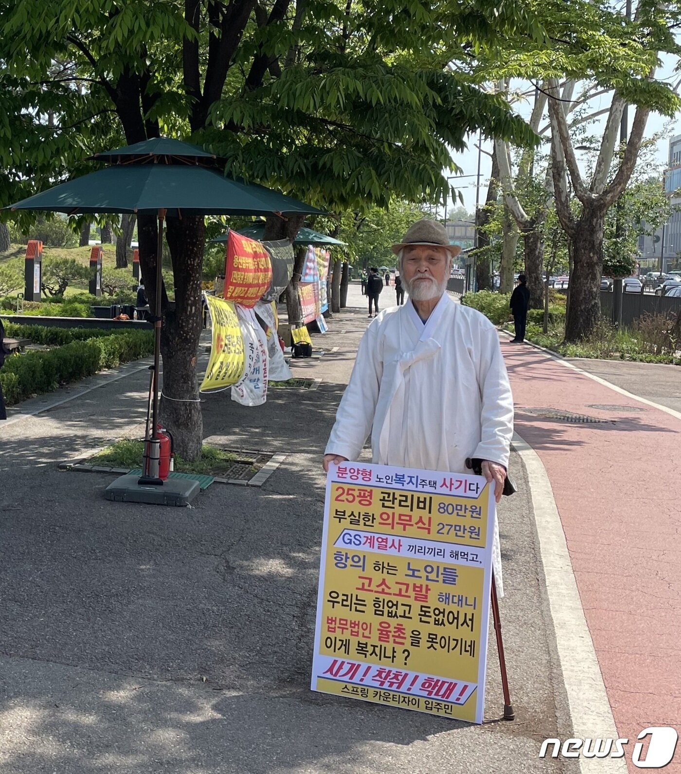 본문 이미지 - 경기 용인시 동백지구의 노인복지주택에 입주한 한 노인이 어버이날인 8일 서울 용산 대통령실 인근에서 1인 시위를 하고 있다.