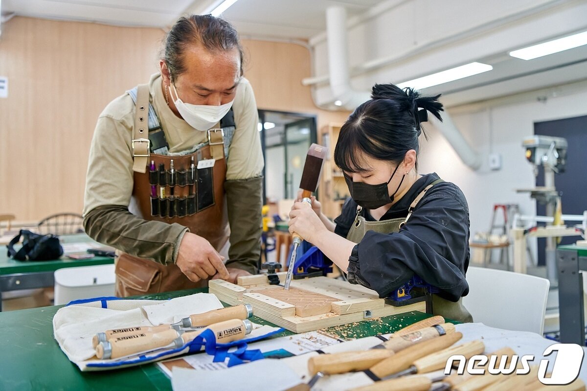 본문 이미지 - 목공을 통해 몸과 마음에 쉼을 더하는 '목공 체험'(힐리언스 선마을 제공)