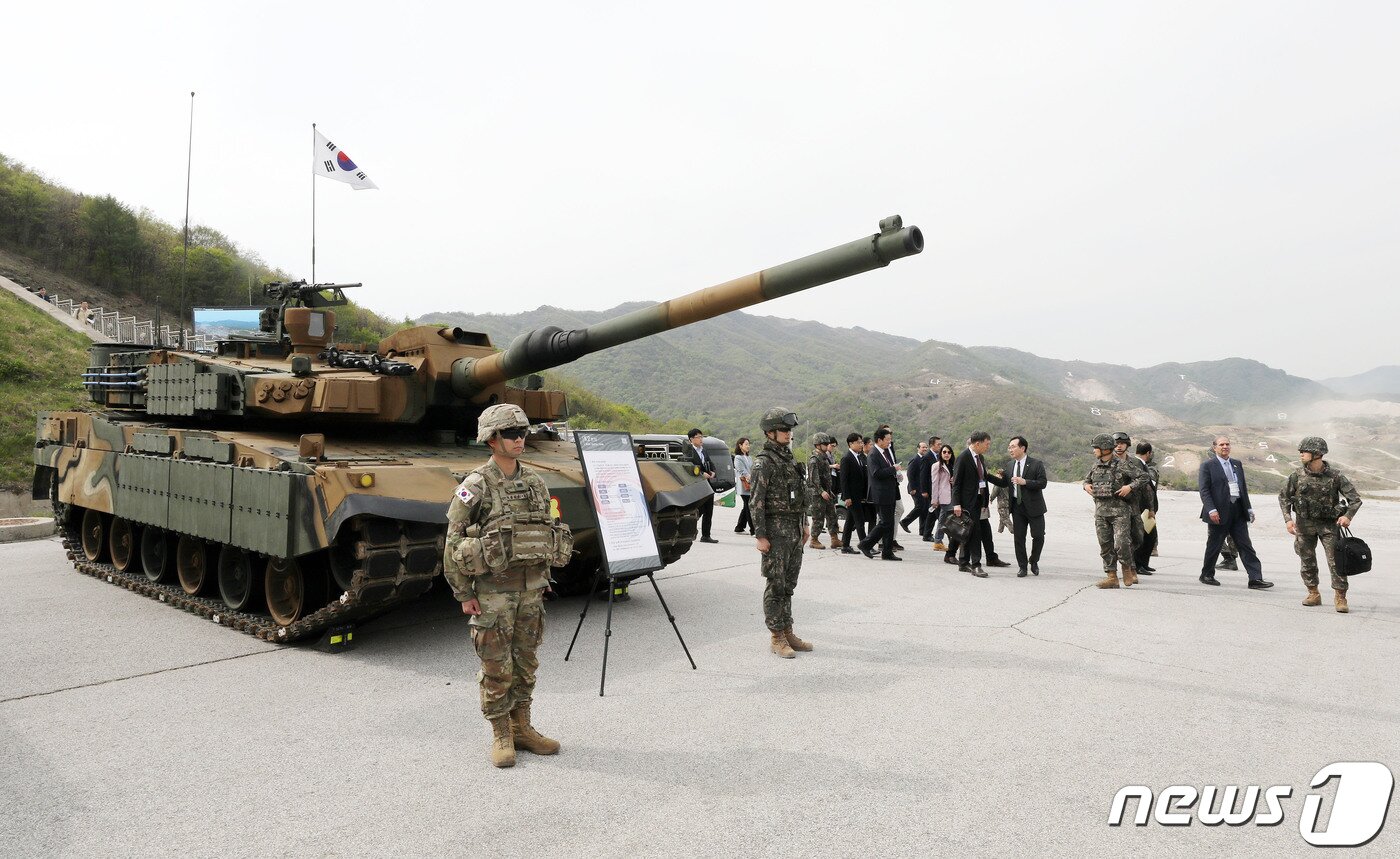 본문 이미지 - 주한 외교대사관들이 K2전차를 살펴보고 있다. ⓒ 뉴스1 박세연 기자