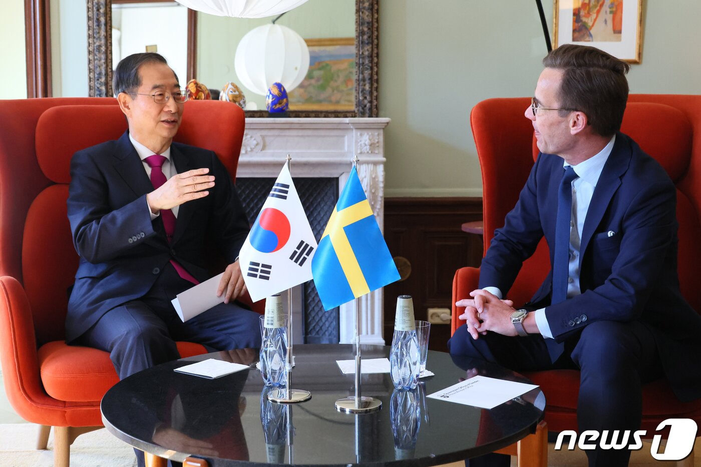 본문 이미지 - 한덕수 국무총리와 울프 크리스테르손 스웨덴 총리가 8일(현지시간) 스웨덴 스톡홀름 총리 관저에서 열린 조찬 회담에 앞서 단독 회담을 하고 있다. (국무총리실 제공) 2023.5.9/뉴스1