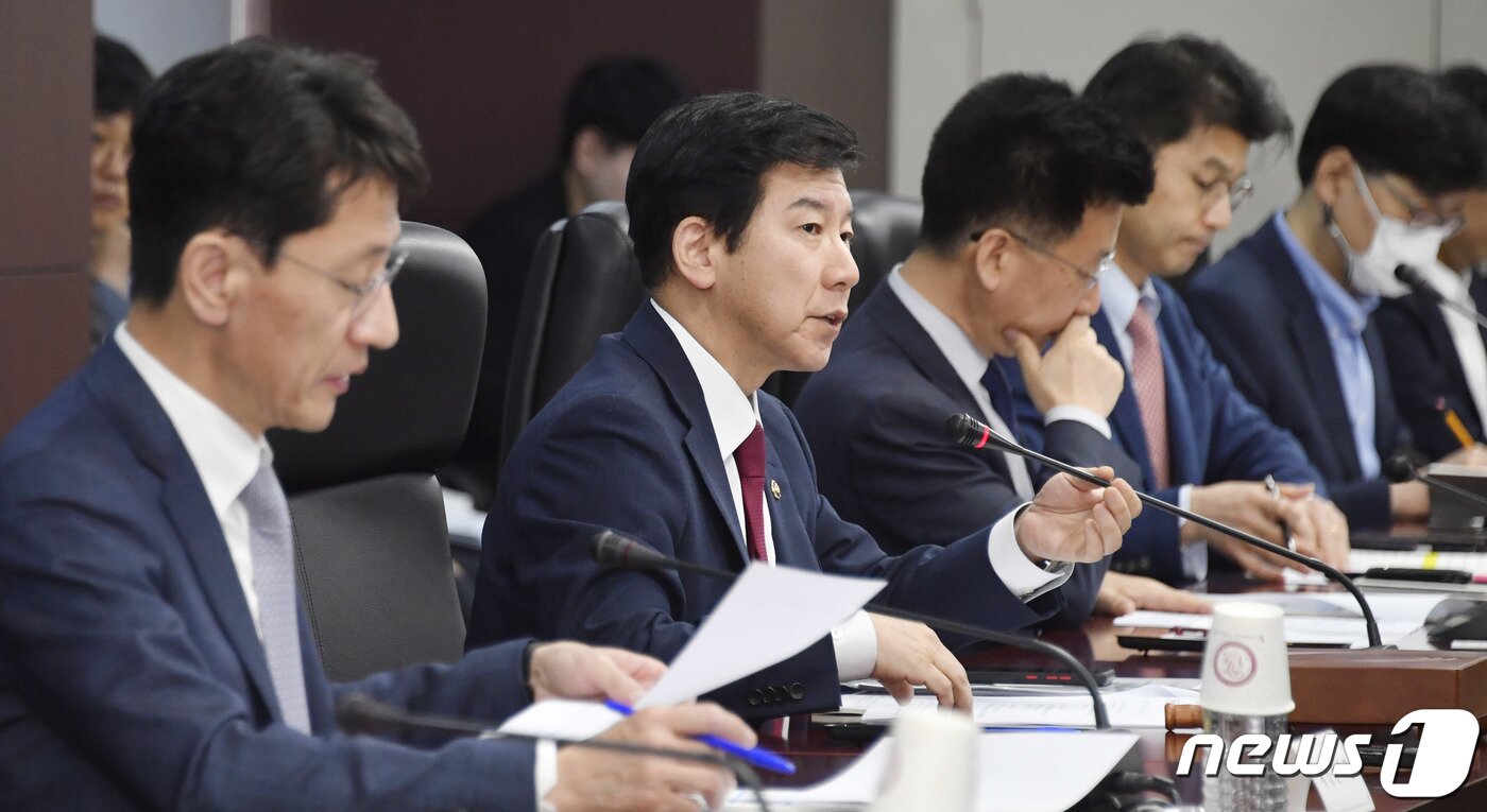 본문 이미지 - 최상대 기획재정부 차관이 9일 서울 종로구 한국무역보험공사에서 열린 '재정사업평가위원회'를 주재하고 있다. (기획재정부 제공) 2023.5.9/뉴스1