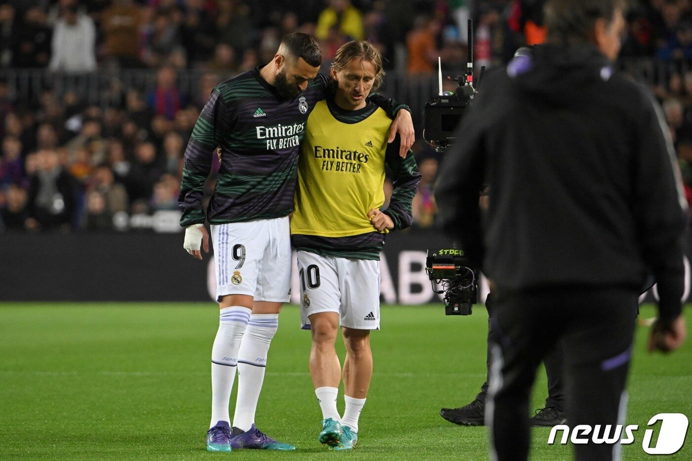 본문 이미지 - 레알 마드리드의 카림 벤제마(왼쪽)와 루카 모드리치. ⓒ AFP=뉴스1