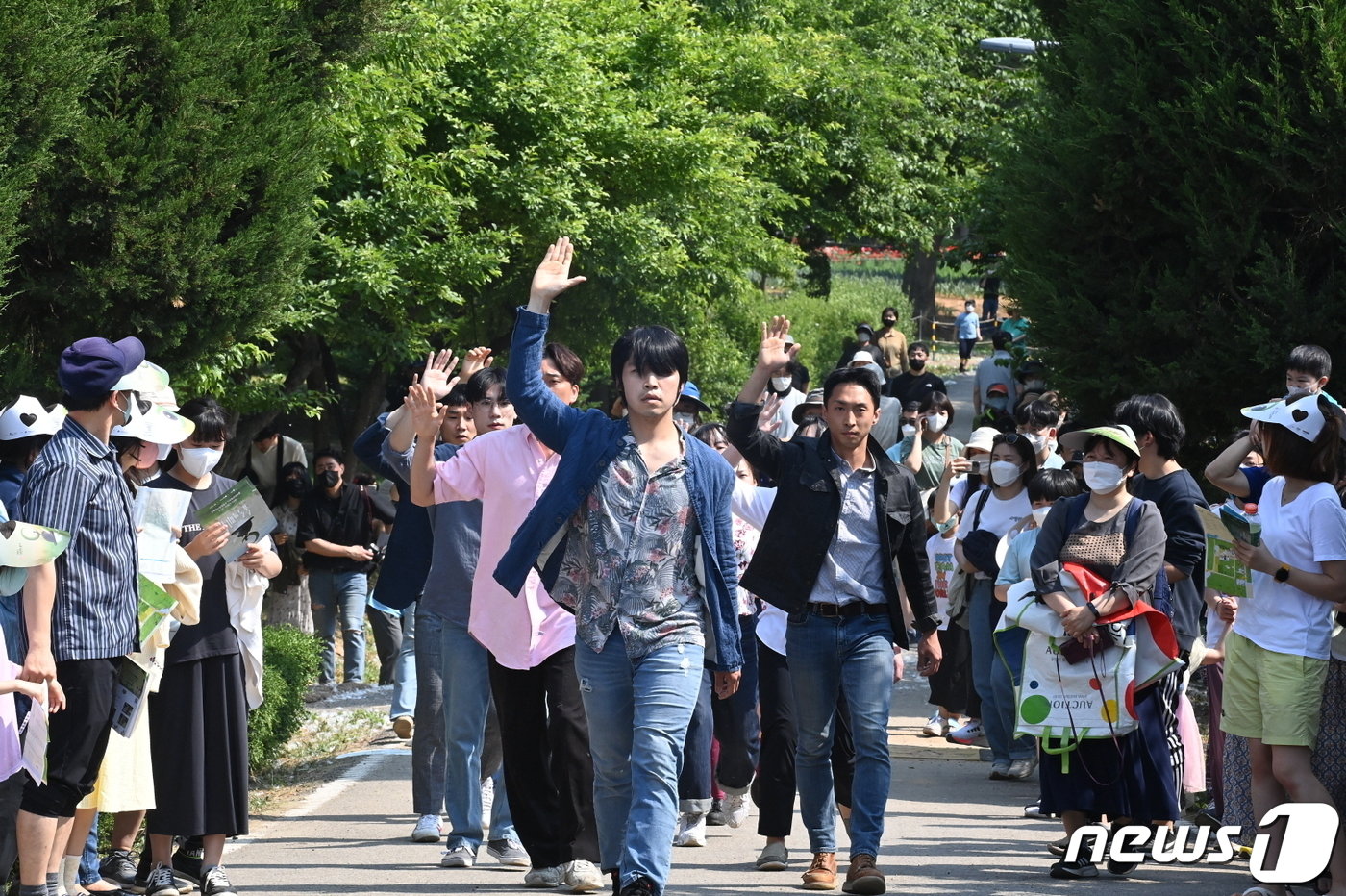 본문 이미지 - 지난해 5월 경기상상캠퍼스에서 열린 2022 수원연극축제의 거리공연을 시민들이 관람하고 있는 모습.(수원시 제공)