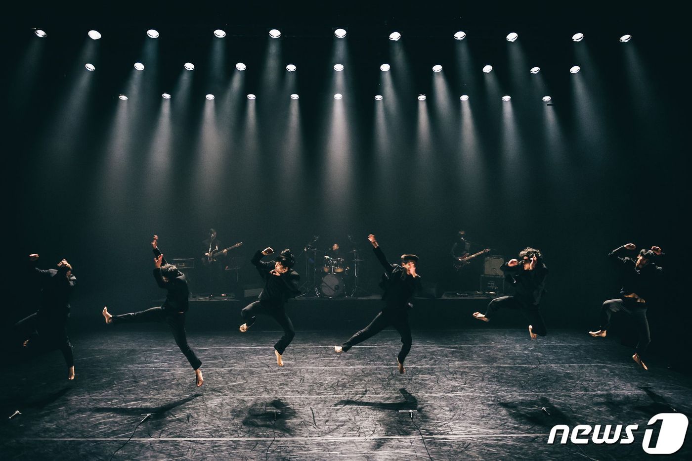 수원연극축제 해외 초청작 중 하나인 ‘보알라 정거장’의 공연 장면. &#40;수원시 제공&#41;