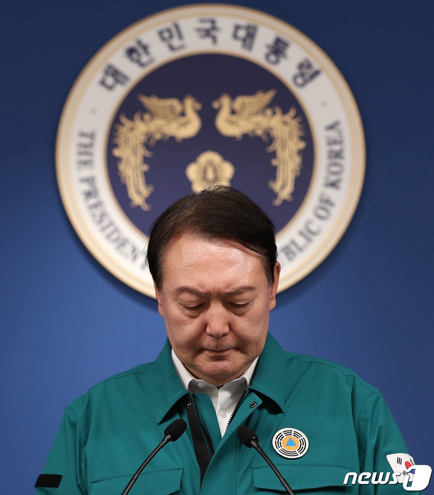 본문 이미지 - 윤석열 대통령이 30일 오전 용산 대통령실 청사 브리핑룸에서 이태원 핼러윈 압사사고 관련 대국민 담화를 발표하고 있다. 윤 대통령은 이 자리에서 "국민의 생명과 안전을 책임지는 대통령으로서 마음이 무겁고 슬픔을 가누기 어렵다"며 "오늘부터 사고 수습이 일단락될 때까지 국가애도기간으로 정하고 국정의 최우선순위를 본 건 사고의 수습과 후속조치에 두겠다＂고 밝혔다. 2022.10.30/뉴스1 ⓒ News1 오대일 기자