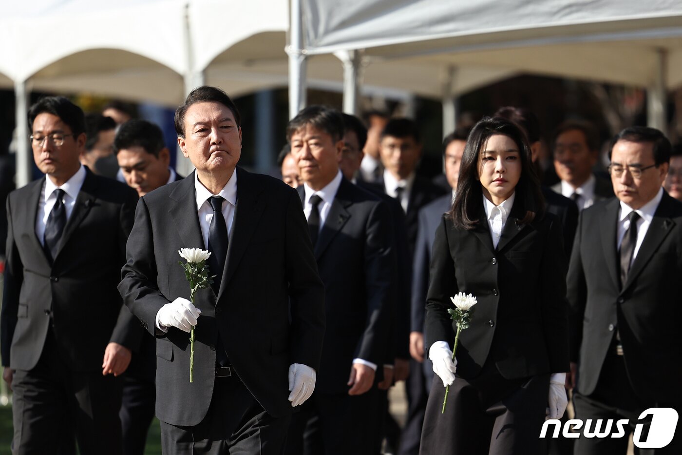 본문 이미지 - 윤석열 대통령과 김건희 여사가 31일 오전 서울광장에 마련된 이태원 사고 사망자 합동분향소를 찾아 헌화하고 있다. (대통령실 제공) 2022.10.31/뉴스1 ⓒ News1 오대일 기자