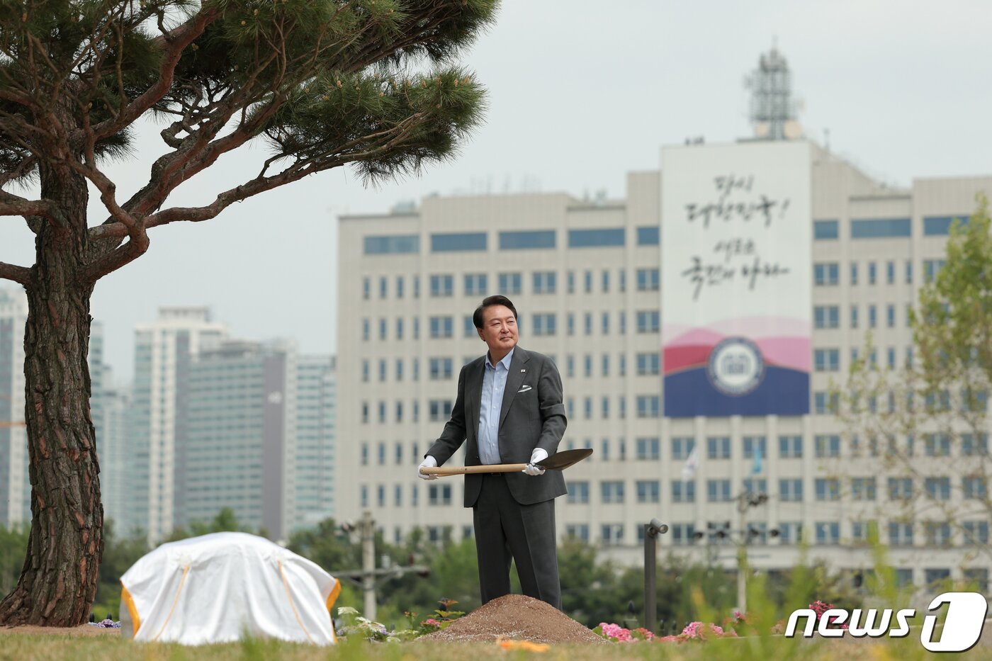 본문 이미지 - 윤석열 대통령이 4일 용산 대통령실 앞 용산어린이정원에서 열린 개방 행사에서 기념식수를 하고 있다. (대통령실 제공) 2023.5.4/뉴스1 ⓒ News1 오대일 기자