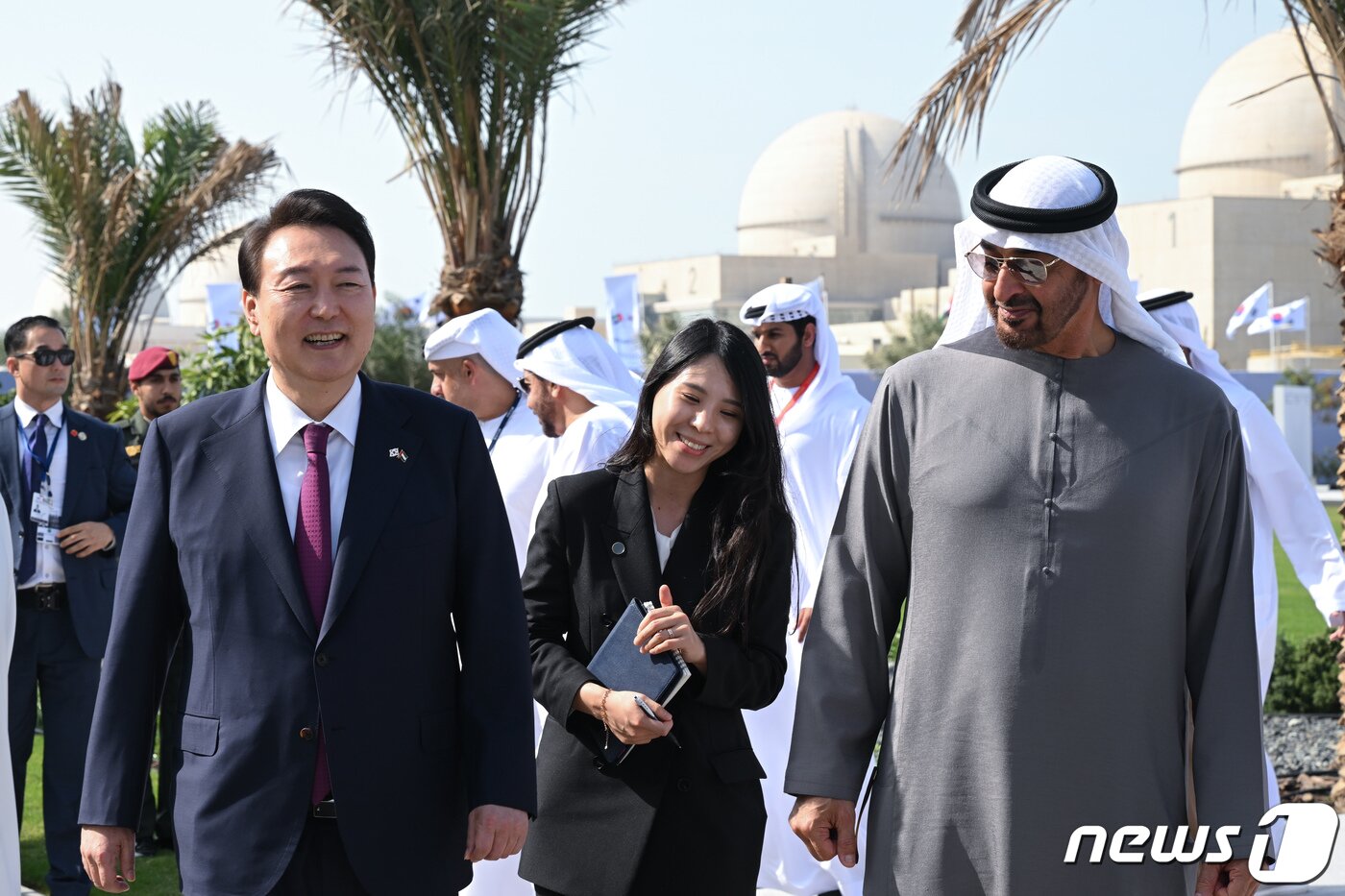 본문 이미지 - 윤석열 대통령과 모하메드 빈 자이드 알 나흐얀 아랍에미리트(UAE) 대통령이 16일 오후(현지시간) UAE 아부다비 알다프라 바라카 원자력 발전소에서 열린 3호기 가동 기념식에 참석하고 있다. (대통령실 제공) 2023.1.18/뉴스1ⓒ News1 안은나 기자