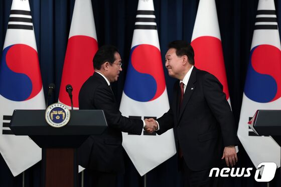 윤석열 대통령과 기시다 후미오 일본 총리가 용산 대통령실 청사에서 열린 공동 기자회견에서 악수하고 있다. (대통령실 제공) 2023.5.7/뉴스1 © News1 오대일 기자