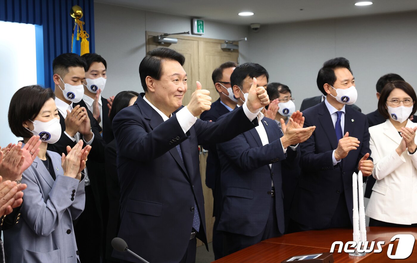 본문 이미지 - 윤석열 대통령이 21일 용산 대통령실 청사 영상회의실에서 이종호 과학기술정보통신부 장관으로부터 누리호(KSLV-Ⅱ) 2차 발사 결과를 영상으로 보고받은 후 엄지를 치켜들고 있다. (대통령실사진기자단) 2022.6.21/뉴스1 ⓒ News1 오대일 기자