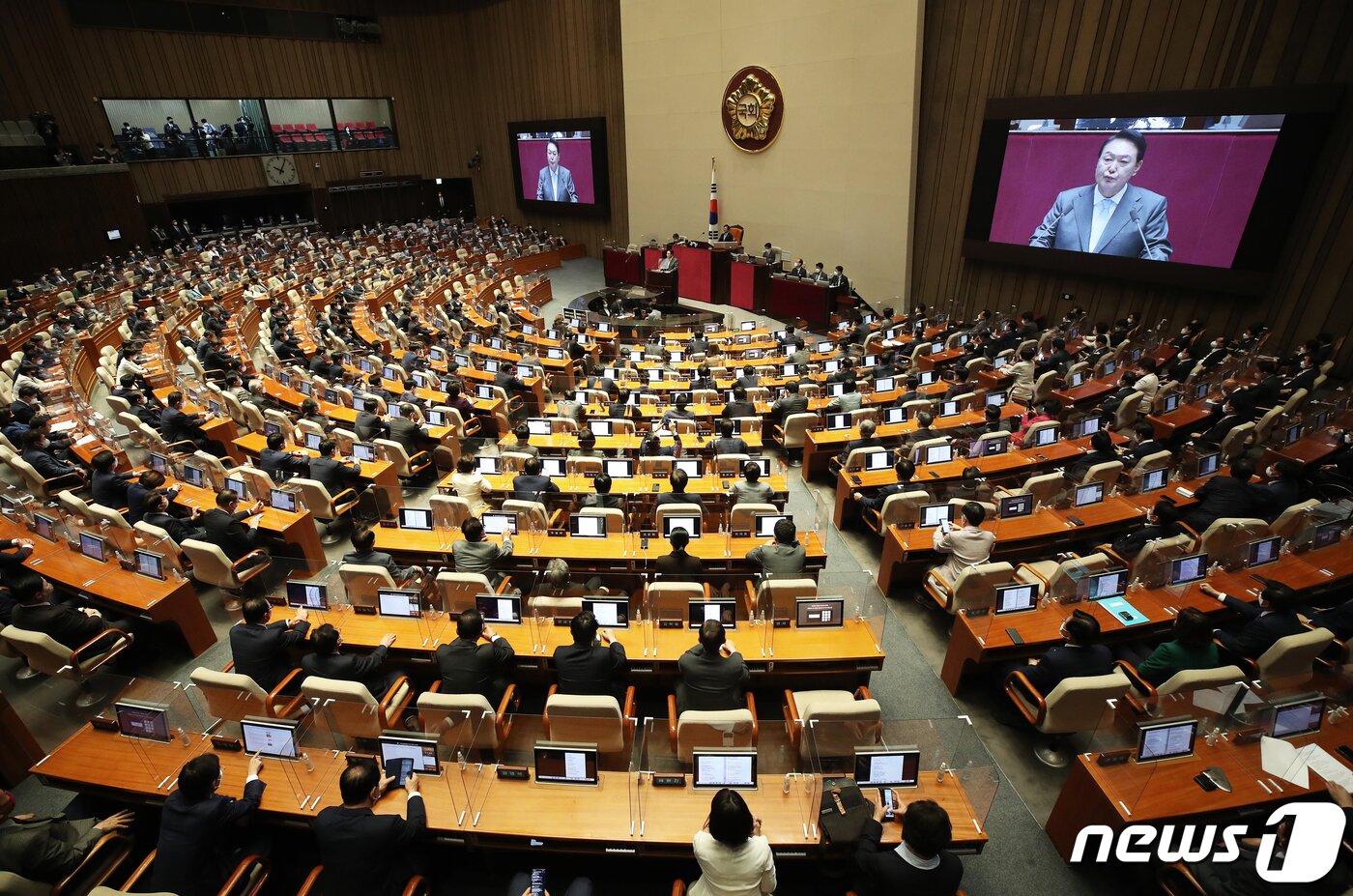 본문 이미지 - 윤석열 대통령이 16일 국회 본회의장에서 코로나19 손실보상을 위한 추가경정예산(추경)안 시정연설을 하고 있다.  2022.5.16/뉴스1 ⓒ News1 오대일 기자