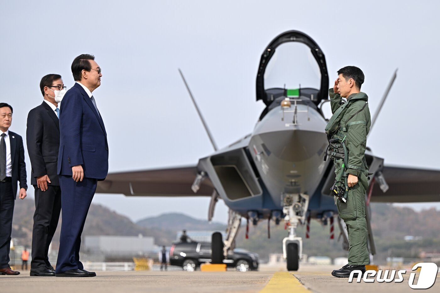 본문 이미지 - 윤석열 대통령이 24일 경남 사천시 한국항공우주산업(KAI)을 방문해 국산 초음속 전투기 KF-21 시범비행을 지켜본 후 조종사인 이진욱 중령의 거수경례를 받고 있다. (대통령실 제공) 2022.11.24/뉴스1 ⓒ News1 오대일 기자