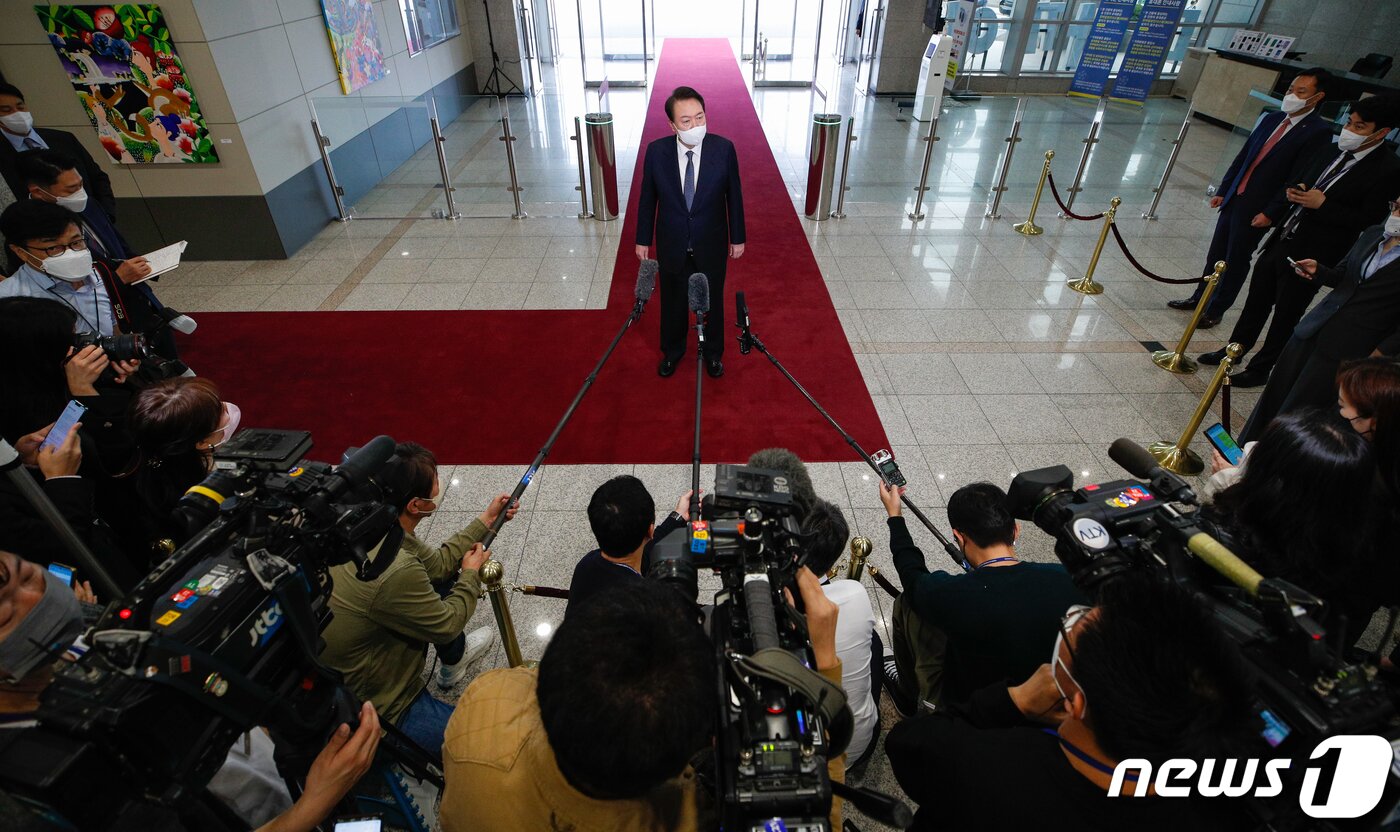 본문 이미지 - 윤석열 대통령이 4일 오전 용산 대통령실에서 기자들과 출근길 문답(도어스테핑)을 하고 있다. 2022.10.4/뉴스1 ⓒ News1 안은나 기자