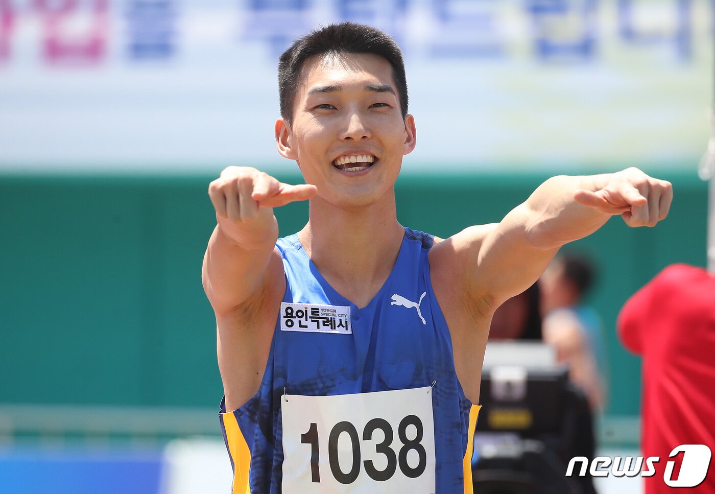 본문 이미지 - 한국 남자 높이뛰기 간판 우상혁(용인시청)이 9일 오전 경북 예천스타디움에서 열린 제51회 KBS배 전국육상경기대회 높이뛰기 남자 일반부 결승에서 2m32를 뛰어넘은 뒤 기뻐하고 있다. 2023.5.9/뉴스1 ⓒ News1 공정식 기자