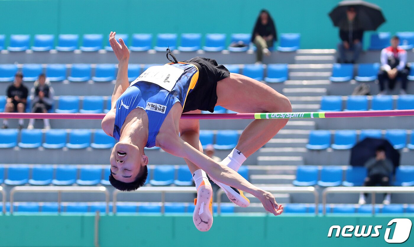 본문 이미지 - 한국 남자 높이뛰기 간판 우상혁&#40;용인시청&#41;이 9일 오전 경북 예천스타디움에서 열린 제51회 KBS배 전국육상경기대회 높이뛰기 남자 일반부 결승에서 2m32를 뛰어넘고 있다. 2023.5.9/뉴스1 ⓒ News1 공정식 기자