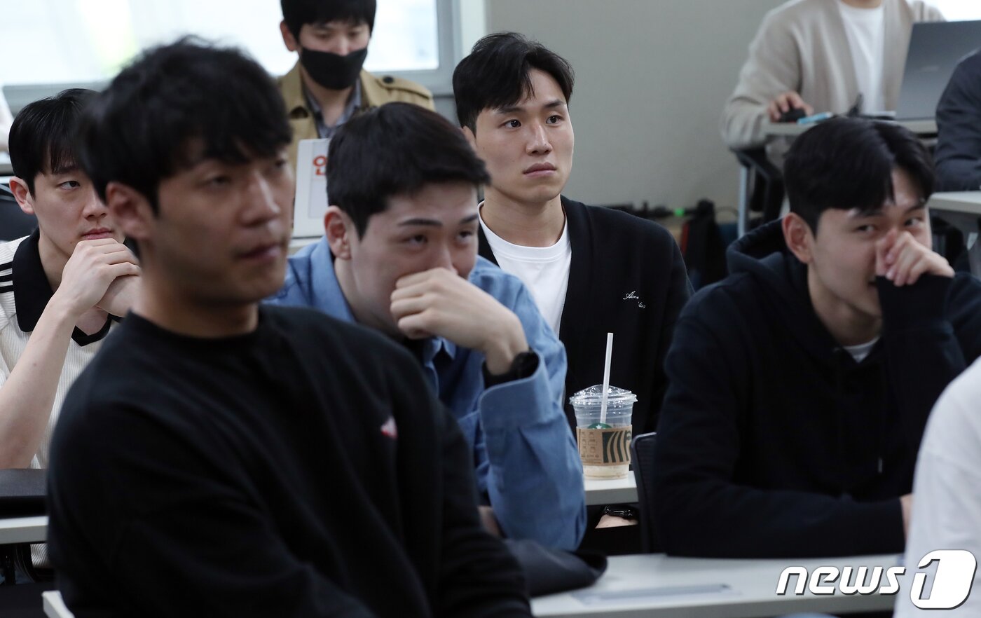 본문 이미지 - 9일 오후 서울 강남구 논현동 KBL센터 교육장에서 열린 KBL 프리에이전트(FA) 설명회에 참석한 문성곤 등 선수들이 설명을 듣고 있다. 2023.5.9/뉴스1 ⓒ News1 박정호 기자