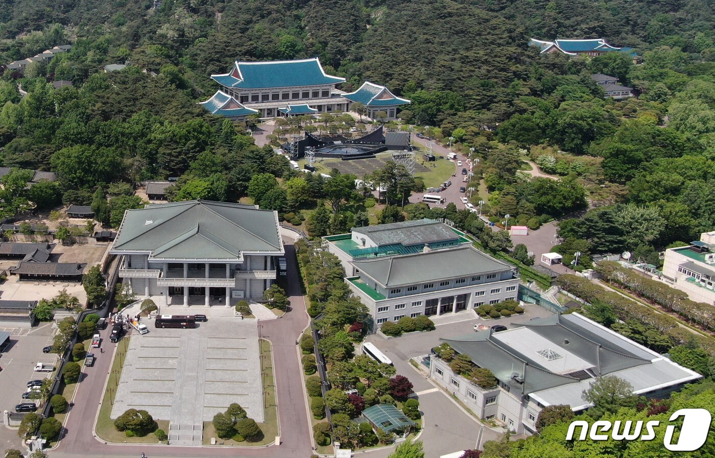 본문 이미지 - 1948년 대한민국 정부 수립 이후 74년간 권력의 중심에 있던 청와대가 지난해 5월10일 윤석열 정부 출범과 동시에 용산 대통령실 이전으로 국민의 품으로 돌아왔다. 문화체육관광부는 개방 2년 차에 들어선 청와대를 복합문화공간으로 탈바꿈하고 인근 북악산, 경복궁, 서촌, 북촌, 박물관 등 주요 명소와 연계해 'K-관광 랜드마크'로 운영할 예정이다. 사진은 청와대 개방 1주년을 하루 앞둔 9일 오후 서울 종로구 청와대 본관과 영빈관의 모습. 2023.5.9/뉴스1 ⓒ News1 김진환 기자