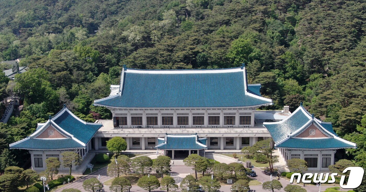 본문 이미지 - 1948년 대한민국 정부 수립 이후 74년간 권력의 중심에 있던 청와대가 지난해 5월10일 윤석열 정부 출범과 동시에 용산 대통령실 이전으로 국민의 품으로 돌아왔다. 문화체육관광부는 개방 2년 차에 들어선 청와대를 복합문화공간으로 탈바꿈하고 인근 북악산, 경복궁, 서촌, 북촌, 박물관 등 주요 명소와 연계해 'K-관광 랜드마크'로 운영할 예정이다. 사진은 청와대 개방 1주년을 하루 앞둔 9일 오후 서울 종로구 청와대 본관의 모습. 2023.5.9/뉴스1 ⓒ News1 김진환 기자