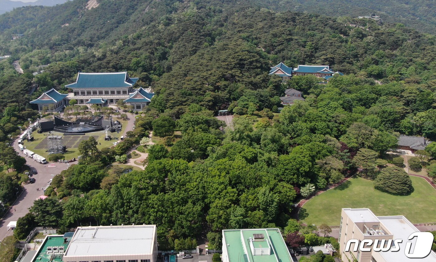 본문 이미지 - 1948년 대한민국 정부 수립 이후 74년간 권력의 중심에 있던 청와대가 지난해 5월10일 윤석열 정부 출범과 동시에 용산 대통령실 이전으로 국민의 품으로 돌아왔다. 문화체육관광부는 개방 2년 차에 들어선 청와대를 복합문화공간으로 탈바꿈하고 인근 북악산, 경복궁, 서촌, 북촌, 박물관 등 주요 명소와 연계해 'K-관광 랜드마크'로 운영할 예정이다. 사진은 청와대 개방 1주년을 하루 앞둔 9일 오후 서울 종로구 청와대 내 본관과 상춘재(오른쪽)의 모습. 2023.5.9/뉴스1 ⓒ News1 김진환 기자