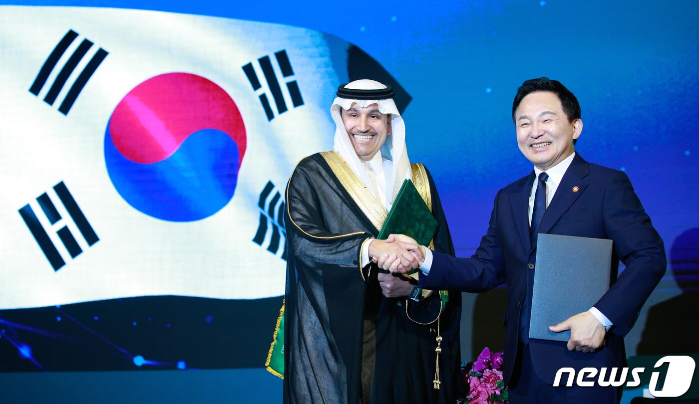 본문 이미지 - 원희룡 국토교통부 장관과 살레 빈 나세르 알 자세르 사우디아라비아 교통물류부 장관이 9일 서울 종로구 포시즌스호텔에서 열린 제2회 한-사우디 모빌리티 및 혁신 로드쇼에서 미래 모빌리티 및 혁신 분야 협력, 도로 분야 협력 등에 대한 양해각서(MOU)를 체결하고 있다. 2023.5.9/뉴스1 ⓒ News1 안은나 기자
