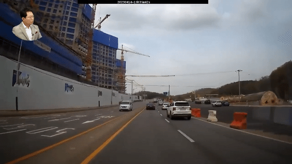 본문 이미지 - 도로를 주행 중인 차량을 덮친 철제 고리. (유튜브 '한문철 TV')