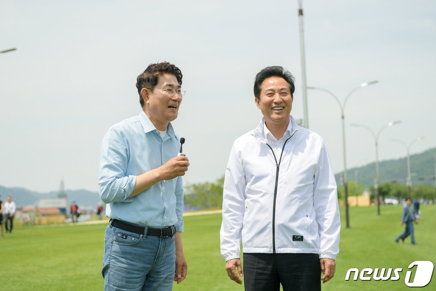 본문 이미지 - 노관규 순천시장&#40;왼쪽&#41;이 9일 2023순천만정원박람회장을 찾은 오세훈 서울특별시장에게 박람회에 대한 설명을 하고 있다.&#40;순천시 제공&#41;2023.5.9/뉴스1