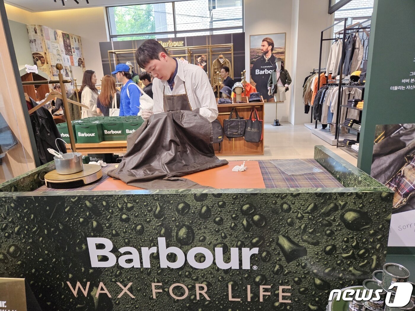 본문 이미지 - 9일 서울 강남구 소재 라움 이스트 1층 바버 매장에서 '아카이브 전시회'가 열렸다.ⓒ 뉴스1/김진희 기자.