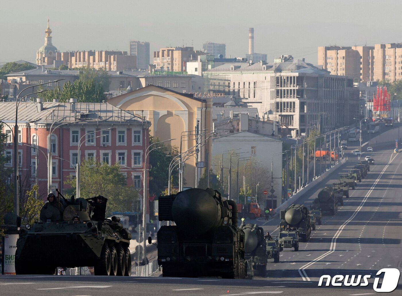 야르스&#40;Yars&#41; 대륙간탄도미사일&#40;ICBM&#41; 시스템과 다른 장갑차량들이 9일&#40;현지시간&#41; 러시아 모스크바 거리를 따라 이동하고 있다. 이날 모스크바에선 제2차 세계대전 승전&#40;전승절&#41; 제78주년 기념 군사퍼레이드가 열렸다. ⓒ 로이터=뉴스1 ⓒ News1 최종일 기자