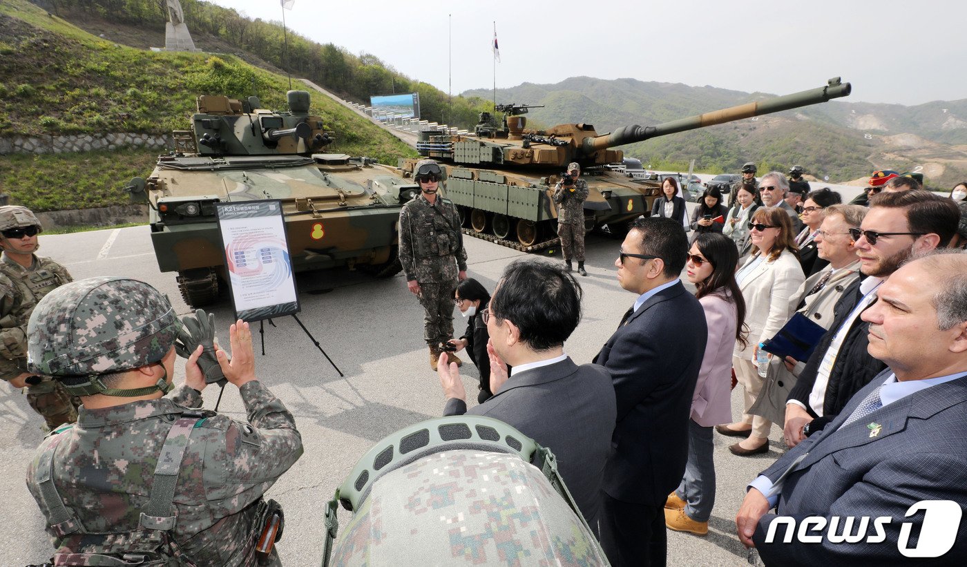 지난2일 경기도 포천 승진훈련장에서 이도훈 외교부 2차관과 주한 외교단이 사열된 제8기동사단 소속 K2전차와 K21장갑차를 살펴보고 있다.  2023.5.10/뉴스1 ⓒ News1 박세연 기자