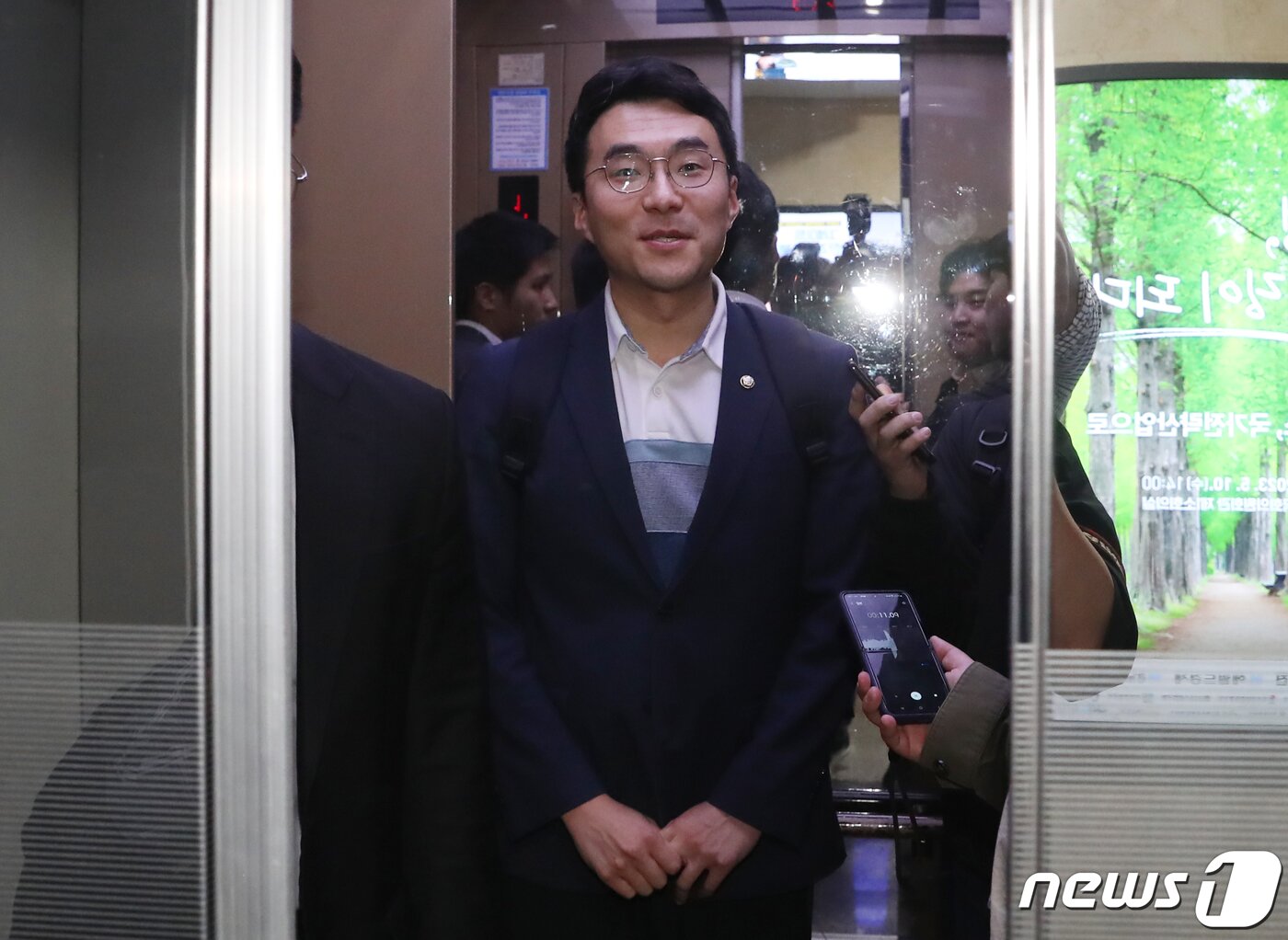 본문 이미지 - 가상자산 보유 논란이 계속되고 있는 김남국 더불어민주당 의원이 9일 저녁 서울 여의도 국회 의원회관 의원실에서 나와 취재진의 질문을 받으며 이동하고 있다. 2023.5.9/뉴스1 ⓒ News1 송원영 기자