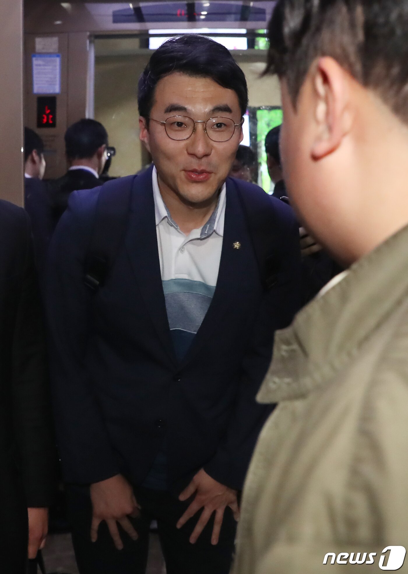 본문 이미지 - 가상자산 보유 논란이 계속되고 있는 김남국 더불어민주당 의원이 9일 저녁 서울 여의도 국회 의원회관 의원실에서 나와 취재진의 질문을 받으며 이동하고 있다. 2023.5.9/뉴스1 ⓒ News1 송원영 기자